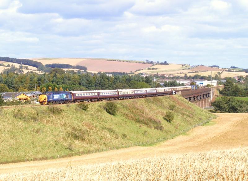 37423: Solo 37423 is seen at Fetteresso Viaduct working 1Z44 Aberdeen - Aberdeen via Perth Photo of 37423