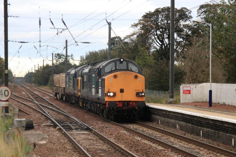 37038 on 6M50: 37038 with 37229 on 6M50 15.07 Torness to Carlisle via Grantshouse approaching Prestonpans on 13/10/2011 Photo of 37038 on 6M50