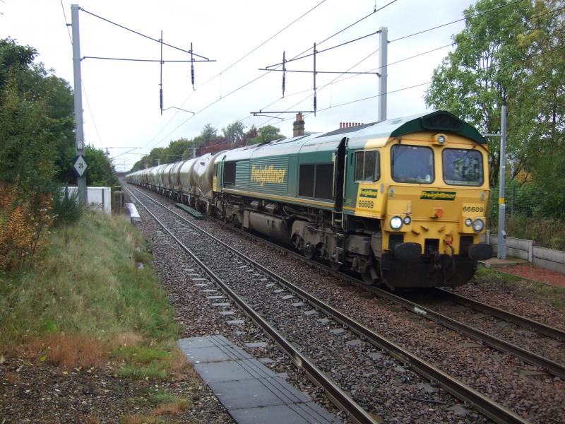 66609 BELLSHILL: 66609 ON VIEWPARK TO OXWELLMAINS CEMENT TRAIN. Photo of 66609 BELLSHILL