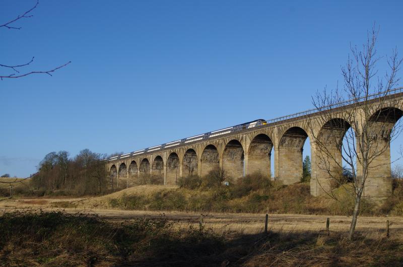 Highland Chieftain: 07.01.2012. East Coast HST set heading for London. Crossing Linlithgow Viaduct. Photo of Highland Chieftain