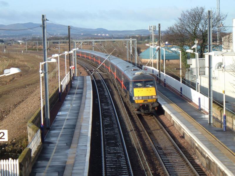 GNER 225 Prestonpansv: The now defuct livery is seen on a set at Prestonpans in November . Photo of GNER 225 Prestonpansv