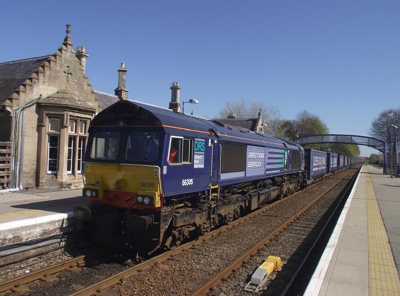 66 305 at Nairn - 01st May 2012: 66305 passes Nairn with 4H47, the 05:14 Mossend - Inverness, diverted due to a landslip at Slochd. Photo of 66 305 at Nairn - 01st May 2012