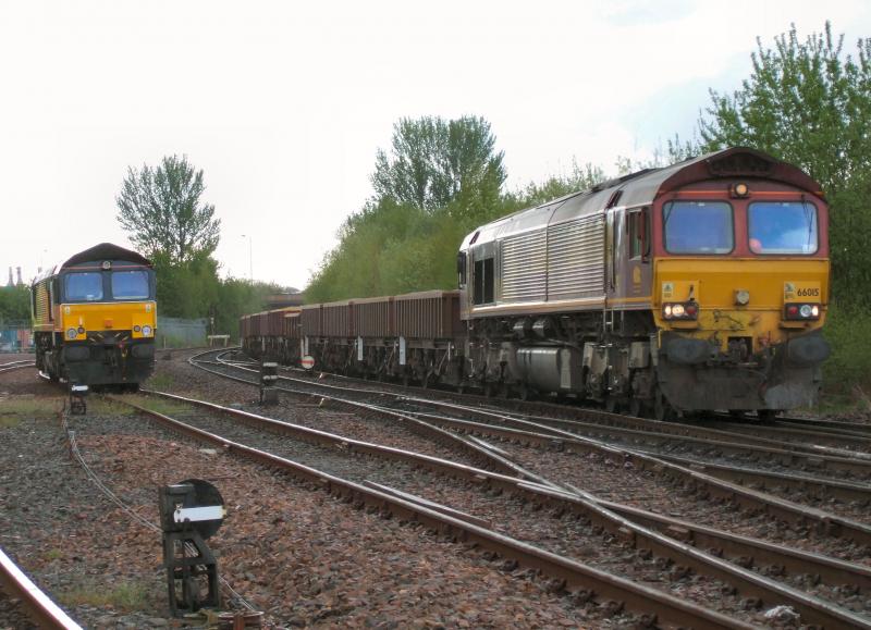 66015 passes stabled 66847 with 6K16 at Stirling Middle.: 66015 passes stabled 66847 with 6K16 at Stirling Middle. Photo of 66015 passes stabled 66847 with 6K16 at Stirling Middle.