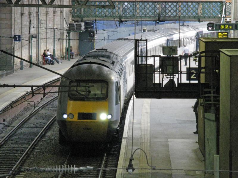 HST: HST at Edinburgh Waverley Station. Photo of HST