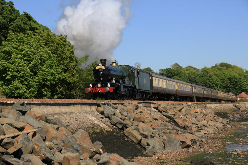 5043 at Culross: 5043 on 1Z46 12.30 Linlithgow to Stirling passing along the sea wall at Culross on 27/05/2012 Photo of 5043 at Culross