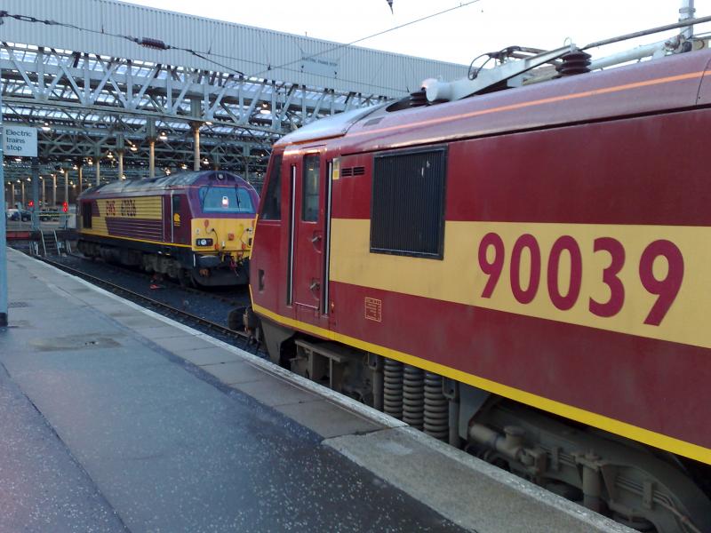 67026 edinburgh: 67026 and 90039 at edinburgh waverley 10/01/2008 Photo of 67026 edinburgh