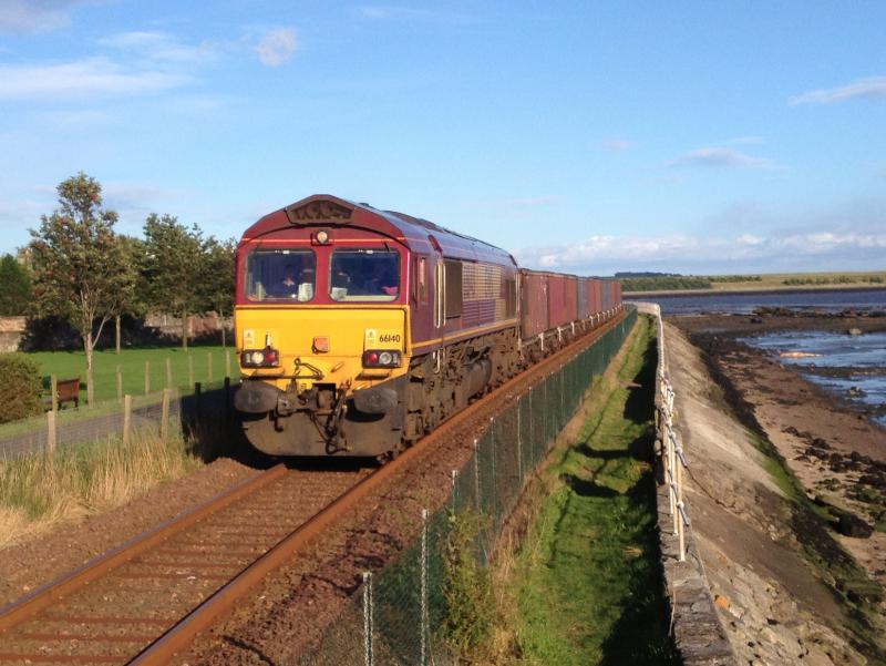 66140 6G26 Earlseat to Hunterston LL passes Culross: Photo of 66140 6G26 Earlseat to Hunterston LL passes Culross