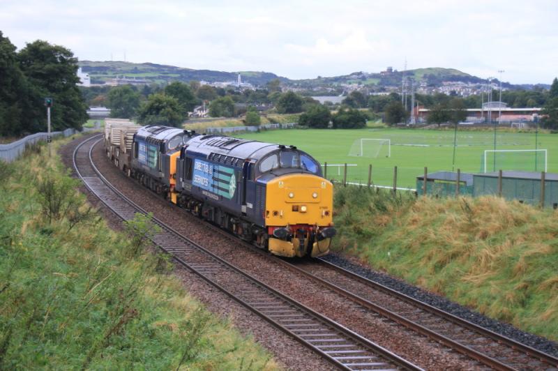 6S43 passing Peffermill Playing Fields: 37688 + 37423 with 4 flasks on 6M50 06.42 Carlisle to Torness passing Peffermill Playing fields on 27/09/2012 Photo of 6S43 passing Peffermill Playing Fields