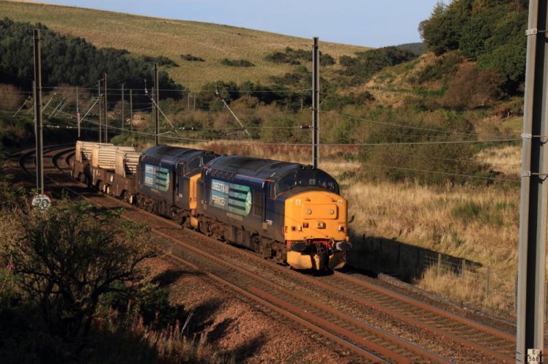 6M50 at Penmanshiel in the Sun: 37667 + 37194 on 6M50 Torness to Carlisle at Penmanshiel en route to Grantshouse loops to run round on 10/10/2012 Photo of 6M50 at Penmanshiel in the Sun