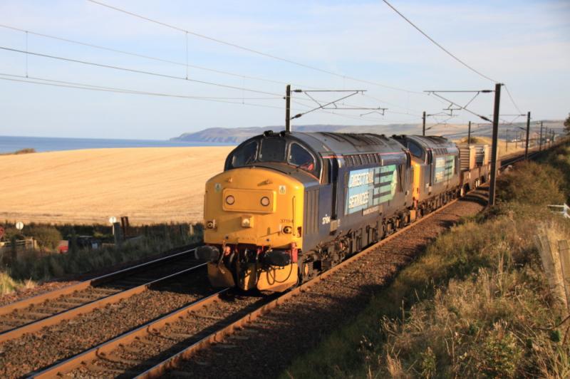 6M50 approaching Torness in the Sun: 37194 + 37667 on 6M50 Torness to Carlisle approaching Torness after running round in the Grantshouse loops on 10/10/2012 Photo of 6M50 approaching Torness in the Sun