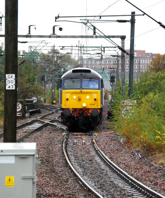47828 & 818: The Glasgow Central - Southampton Boat Train approaches Kings Park Station Tue 16th Oct 2012.
47828 & 818 at the front with 47805 on the rear. Photo of 47828 & 818