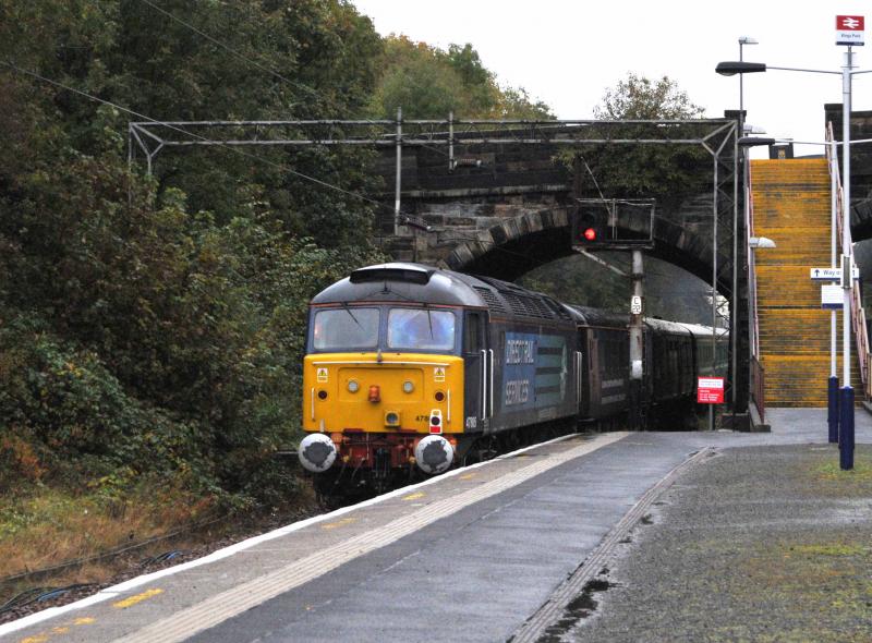47805 @ Kings Park Station: 47805 Tail's the GC - Southampton Boat Train through Kings Park Station on Tuesday 16th 2012. 47828 and a smokey 818 Double head at the front Photo of 47805 @ Kings Park Station