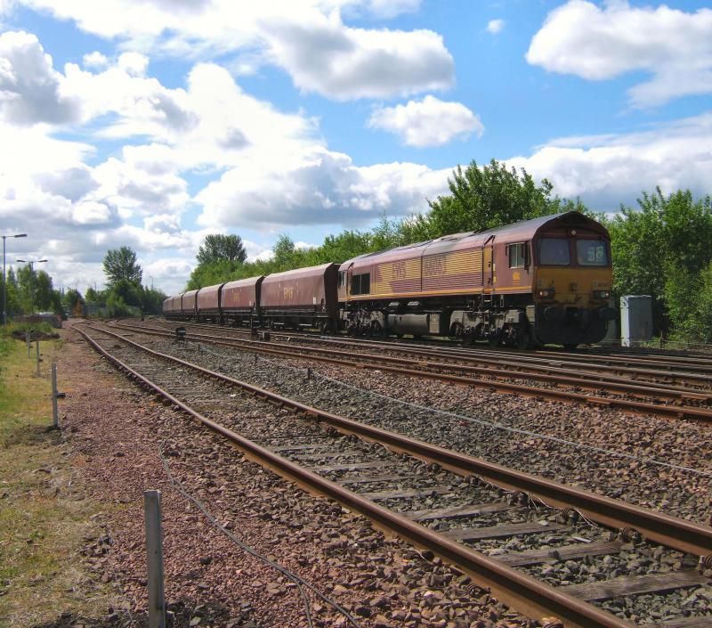 66063 on 6G06 passes Stirling Middle Engineers Sidings: 66063 on 6G06 passes Stirling Middle Engineers Sidings Photo of 66063 on 6G06 passes Stirling Middle Engineers Sidings