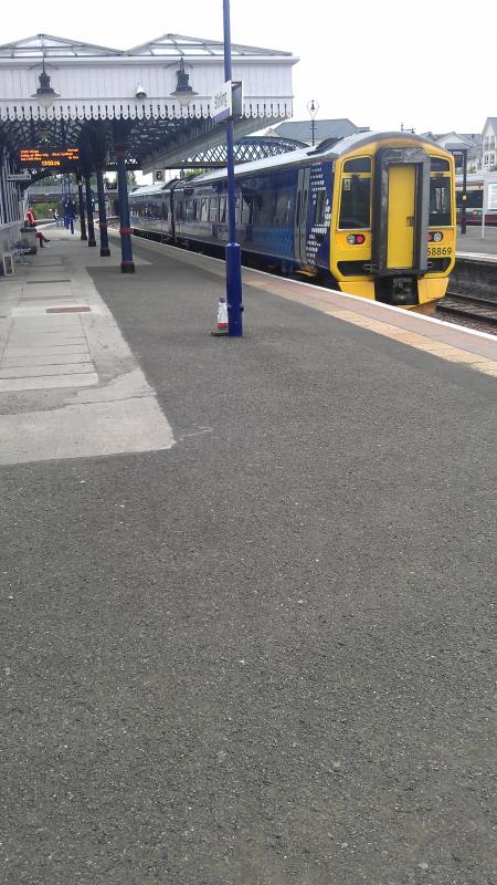 158 at stirling: A 158 departs Stirling for Alloa. Photo of 158 at stirling
