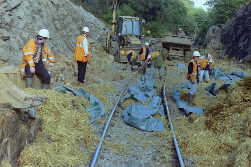 Abronhill Tunnel opening out (2): Doh! Some misalignment! Photo of Abronhill Tunnel opening out (2)