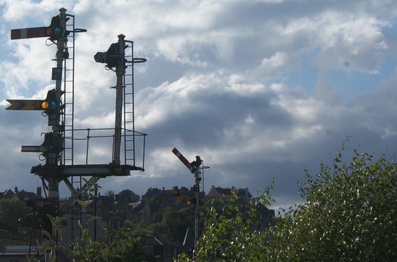 Stirling Signal SM26 no more: The arm of Stirling Signal SM26 has been removed with P10 becoming OOU on 04.08.13 until the remodeling is completed. Arm by arm the semaphores are disappearing from Stirling. Photo of Stirling Signal SM26 no more