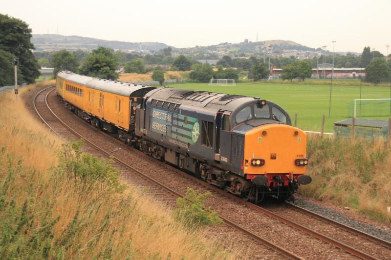 Sub rush hour part 3: 37609 topn tail with 37601 on 1Q14 09.24 Inverness to Millerhill passing Peffermill Playing Fields on 23/08/2013 Photo of Sub rush hour part 3
