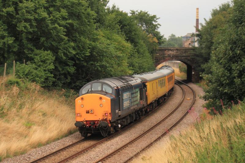 Sub rush hour part 3: 37609 topn tail with 37601 on 1Q14 09.24 Inverness to Millerhill passing Peffermill Playing Fields on 23/08/2013 Photo of Sub rush hour part 3