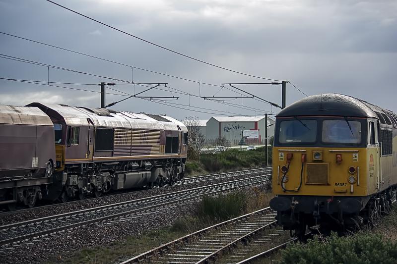 66175: 66176 passing 26087 at Prestwick International whilst working 6E95 on Tuesday 29th October Photo of 66175
