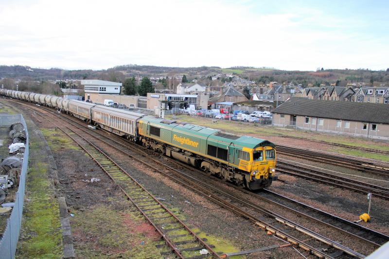6A65 - Perth heading north: 66616 with 2 vans/25 tanks heading north Photo of 6A65 - Perth heading north