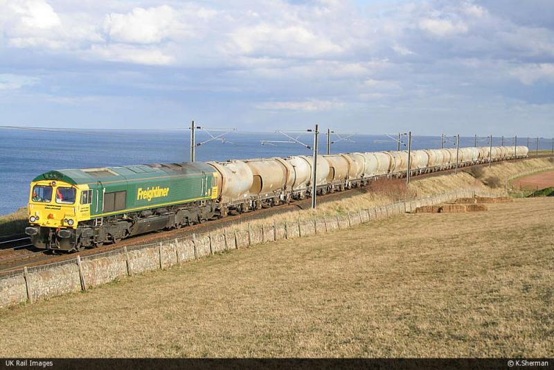66622_IMG0313.jpg: 66622 skirts the border coastline at Lamberton at the head of 6S26 14.45 Seaham Harbour to Oxwellmains empty cement on Tuesday 18th April 2006. Photo of 66622_IMG0313.jpg