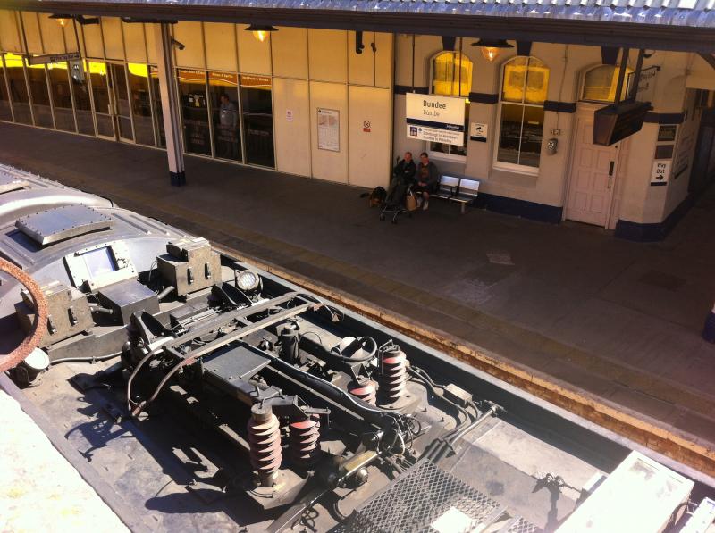 NMT pantograph: Pantograph on 977993 Photo of NMT pantograph