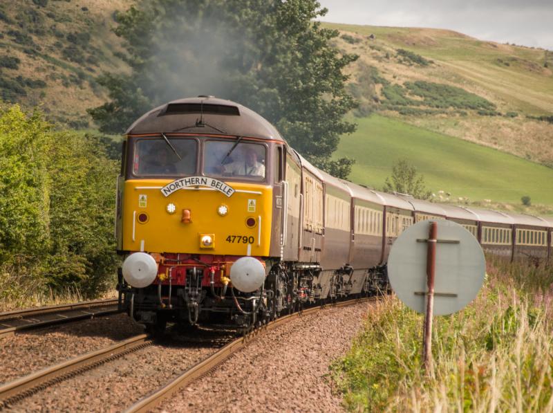 47790: 47790 heading south at Forgandenny having just crossed the Earn viaduct. 04/08/14 Photo of 47790