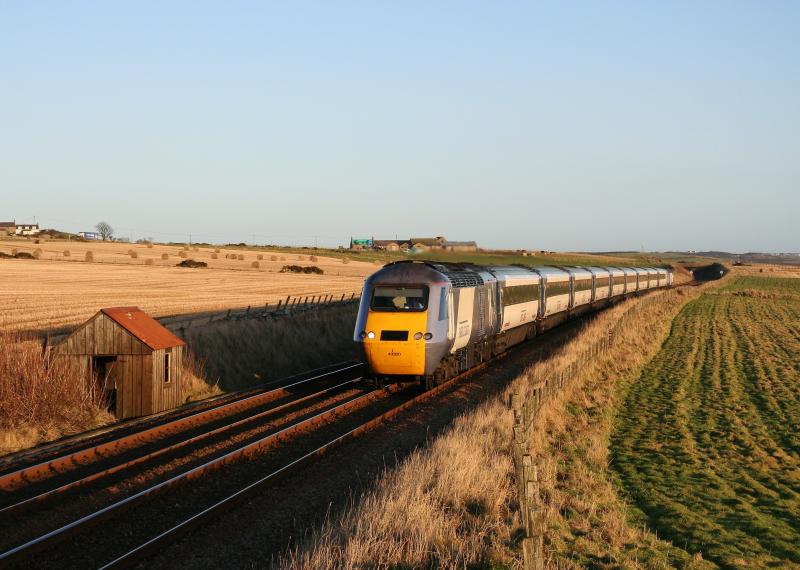 East Coast 43320 and 43238 Limpet Mill December 2009: 1E15 09:50 Aberdeen to London KX approaches Stonehaven Photo of East Coast 43320 and 43238 Limpet Mill December 2009