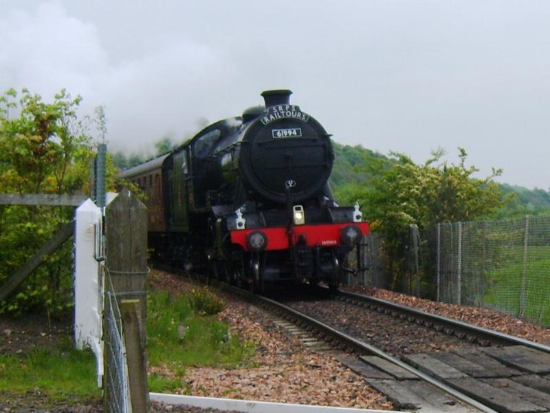 61994 15/5/08: Approaching foot crossing east of Culross Photo of 61994 15/5/08