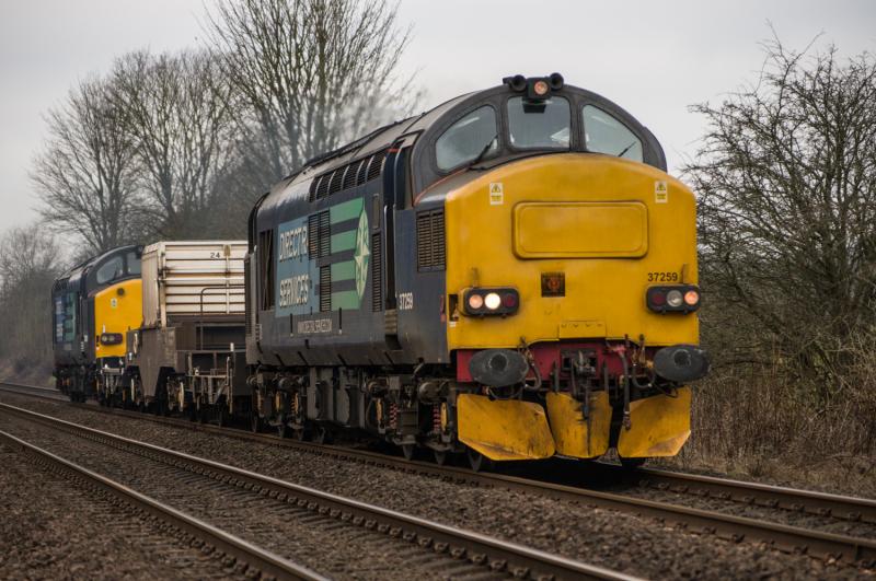 37259: 37259 with 37607 on the rear head north with 6S99 at Forgandenny. 11/02/15 Photo of 37259