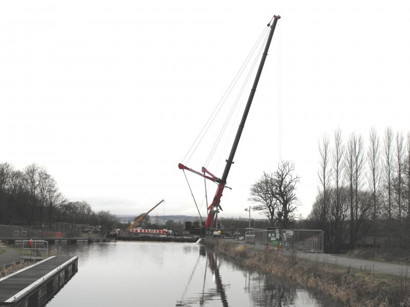 full scale height of crane: They have fitted an extension jib this time onto the Mammoet crane. To give it a longer reach above the site. Photo of full scale height of crane