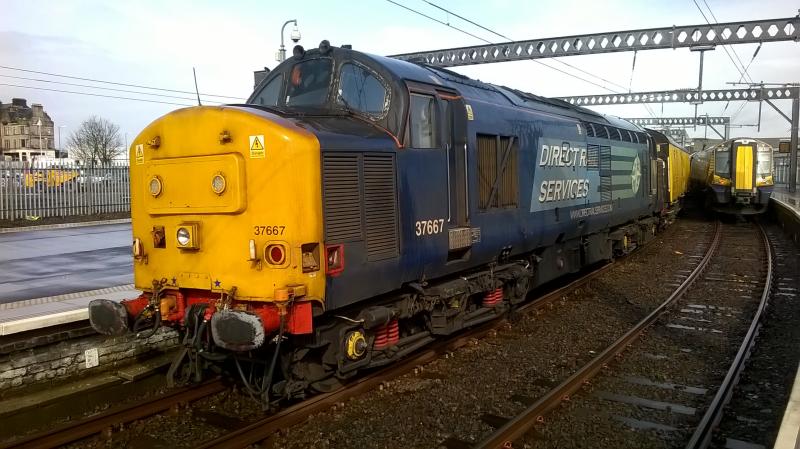 37667: 37667 awaits the road at Gourock tnt with 37602 on 1Q75 the NetworkRail test train. Photo of 37667