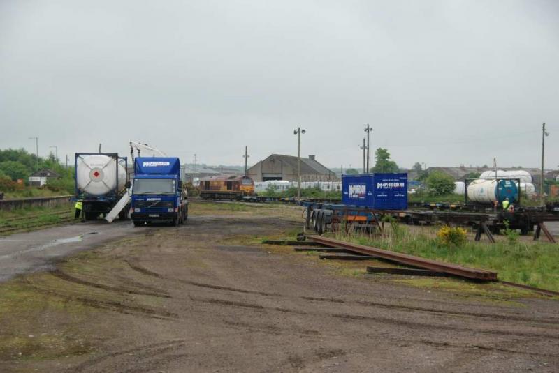 elgin container flow: 67011 waits in Elgin yard as containers are loaded on 6HO1, 30/05/2008. Photo of elgin container flow