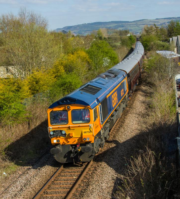 66732: 66732 with The Royal Scotsman headboard passes Bridge of Earn.20/04/15 Photo of 66732