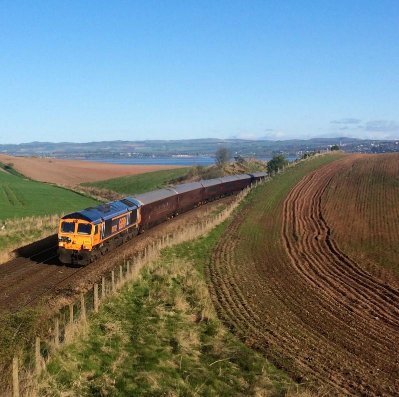 66732 1H84 010515 Wormit: 66732 on Royal Scotsman passes Wormit May 1st 2015 Photo of 66732 1H84 010515 Wormit
