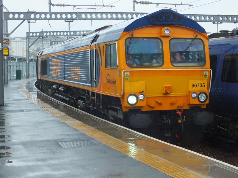 66735 with 1H87 in Gourock : Photo of 66735 with 1H87 in Gourock