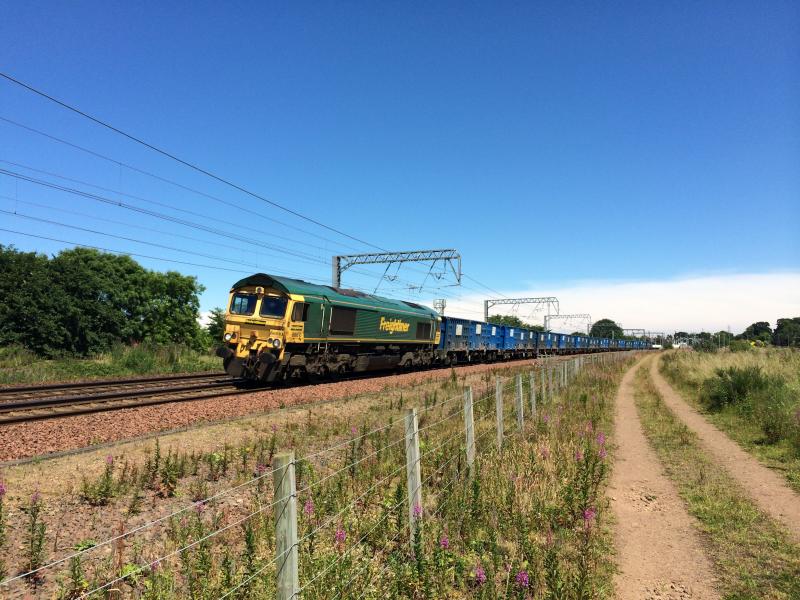66610 6M00 Prestonpans July 2014:
Running mega late due to derailing at Oxwellmains the empty Manchester bins heads north to Millerhill to run round Photo of 66610 6M00 Prestonpans July 2014