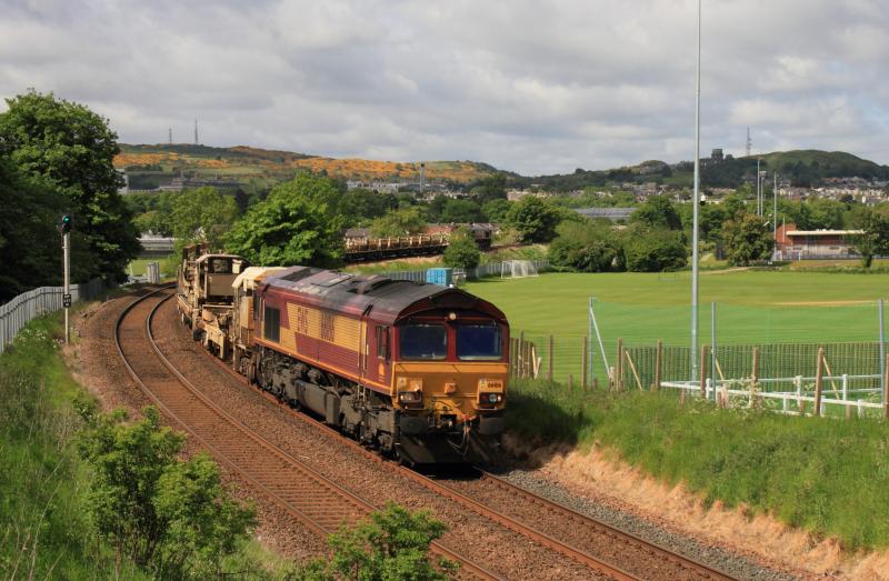 66186: 66186 on 6K22 07.15 Dalreoch to Millerhill passing Peffermill playing fields on 07/06/2015 Photo of 66186
