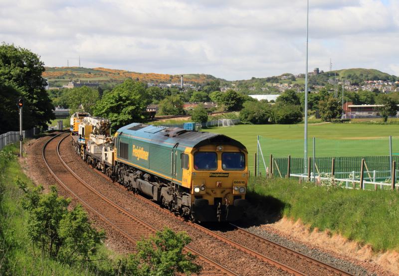 66616: 66616 on 6K05 07.15 Dalmeny to Millerhill passing Peffermill playing fields on 07/06/2015 Photo of 66616
