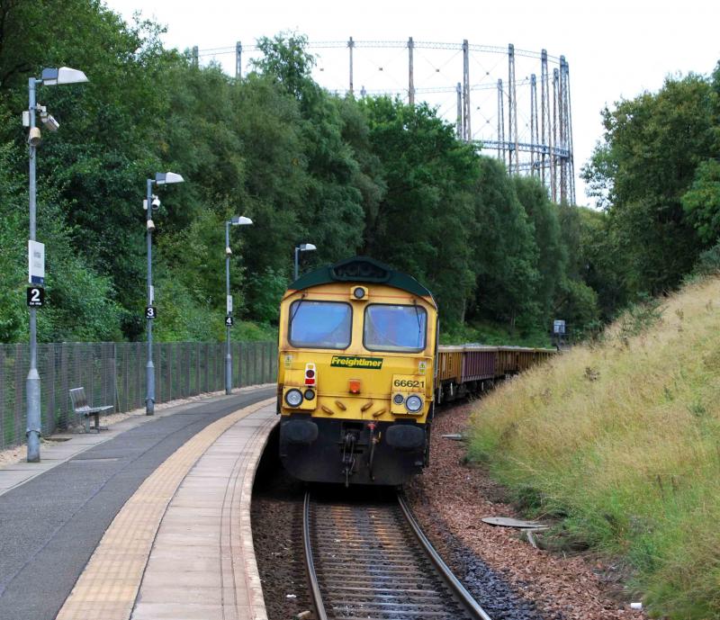 66621 Sits at Kelvindale: 66621 Sits at the tail end of 6K16 on the Anniesland Branch in conjunction with EGIP Work 66603 having brought the train down the branch with Sleepers and Ballast Photo of 66621 Sits at Kelvindale
