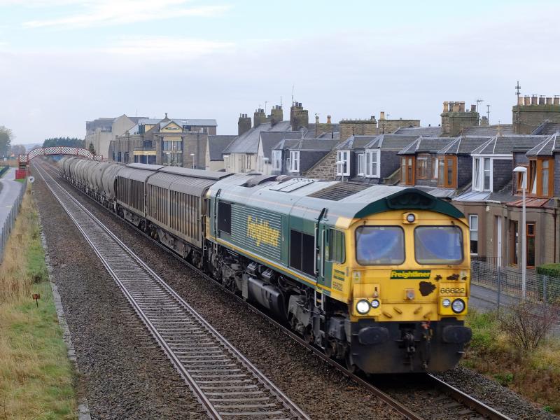 66622 at Carnoustie: 66622 on 611Q Oxwellmains Lafarge to Aberdeen Craiginches passes Golf Street Halt, Carnoustie, on 11th November 2015. Photo of 66622 at Carnoustie