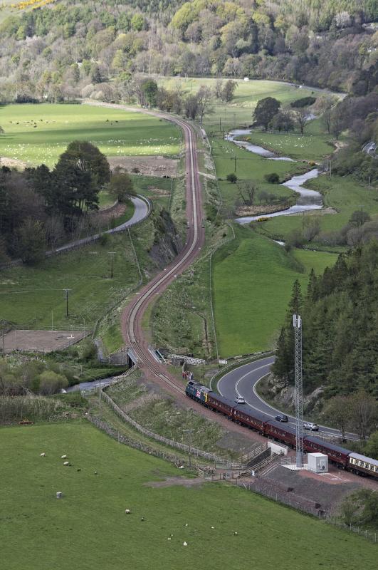 47580 APPROACHES BRIDGE 65 STOW AS IT HEADS NORTH 15.5.16.jpg: Photo of 47580 APPROACHES BRIDGE 65 STOW AS IT HEADS NORTH 15.5.16.jpg