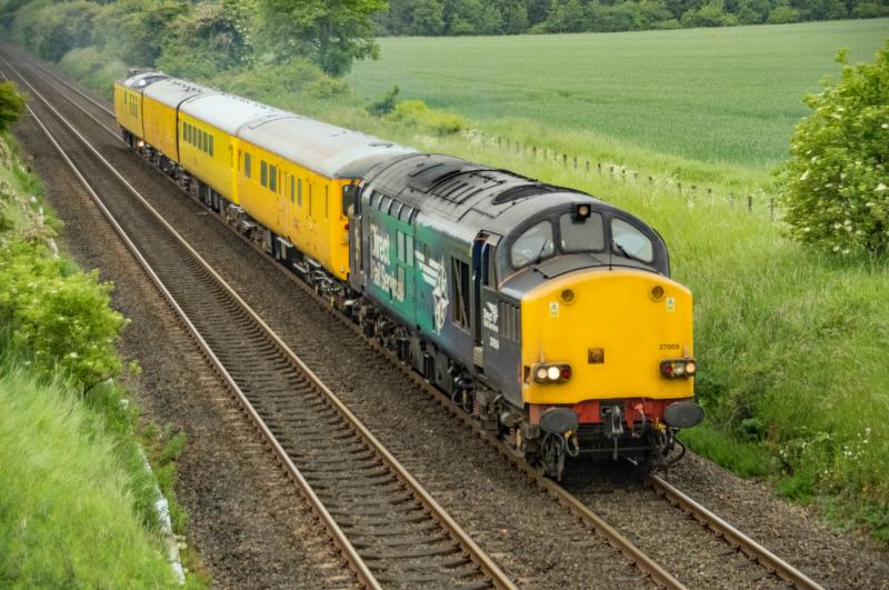 37059: 37059 with 1Q77 passes Forgandenny today. Photo of 37059