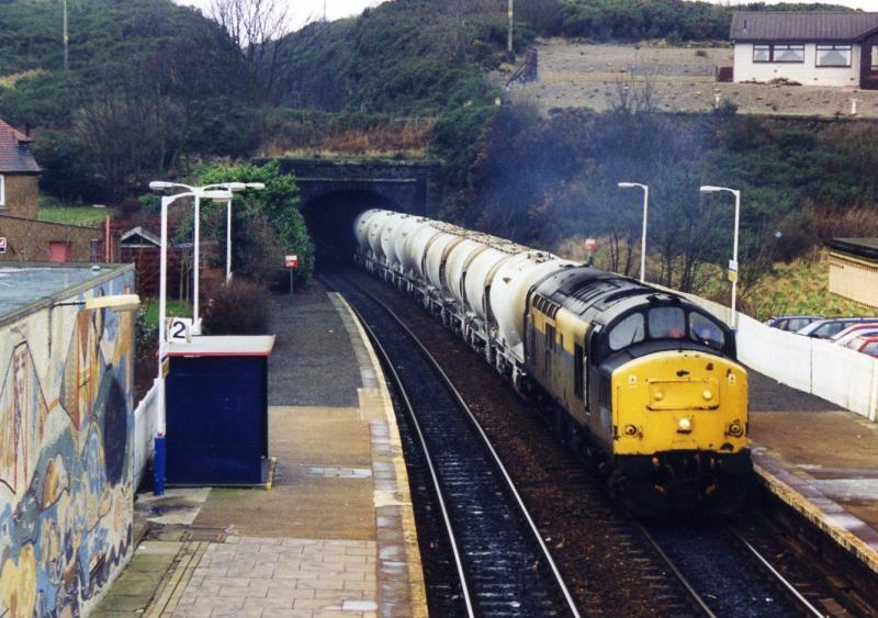 Back with the empties: 37263 at North Queensferry in February 1999 with the return empties from Aberdeen to Oxwellmains. Photo of Back with the empties