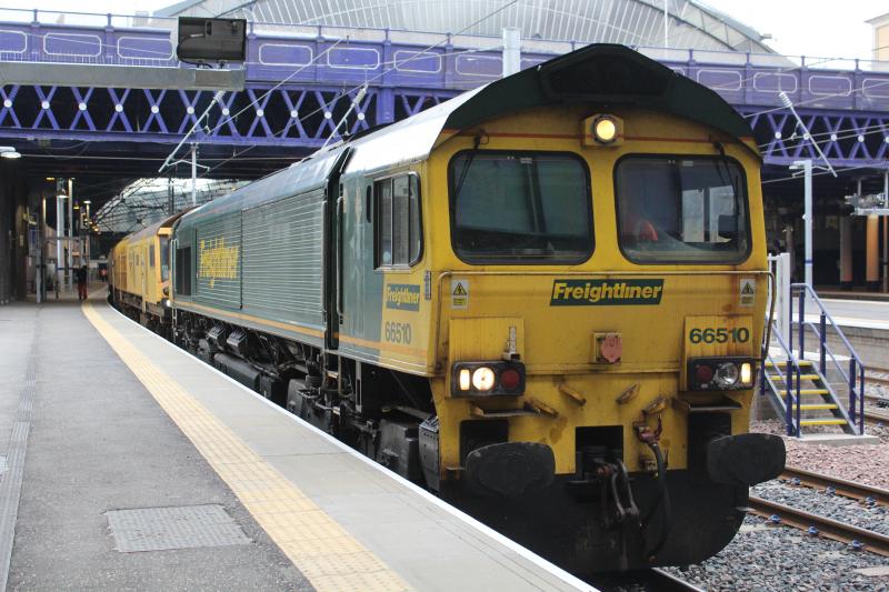 66519 + DR79231-37: 66510 stands at Glasgow Queen Street after coming light to pick up the broken down Rail Grinder. Probably running 1Z99. Photo of 66519 + DR79231-37