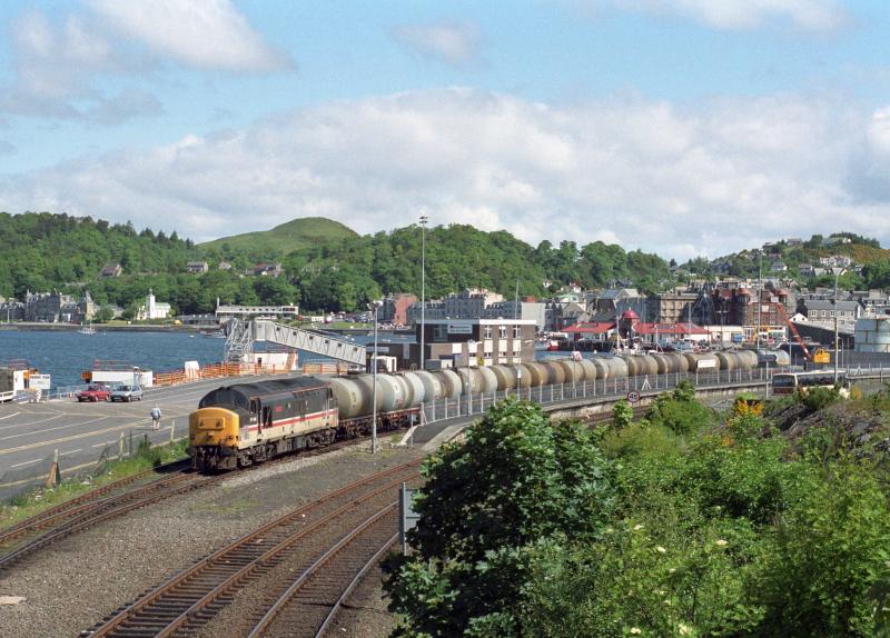 37409 on Oban Pier: 37409 shunts tanks on Oban pier. Photo of 37409 on Oban Pier