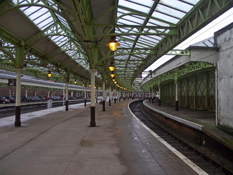 Wemyss Bay station platforms.: View of Wemyss Bay station, looking towards the buffer-ends from Platforms 1 and 2. Photo of Wemyss Bay station platforms.