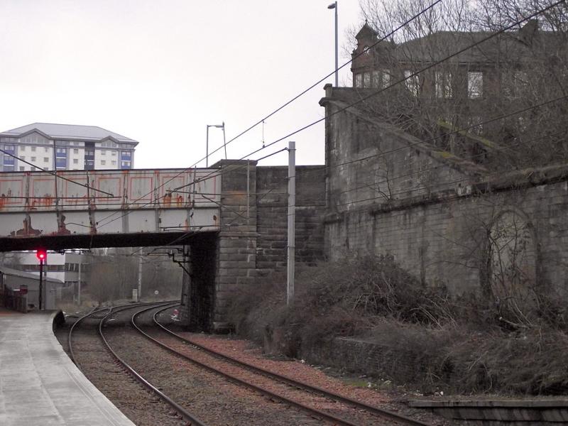 Hamilton Central, view towards Motherwell: Hamilton Central in 2013, looking towards Motherwell from Platform 2. Photo of Hamilton Central, view towards Motherwell
