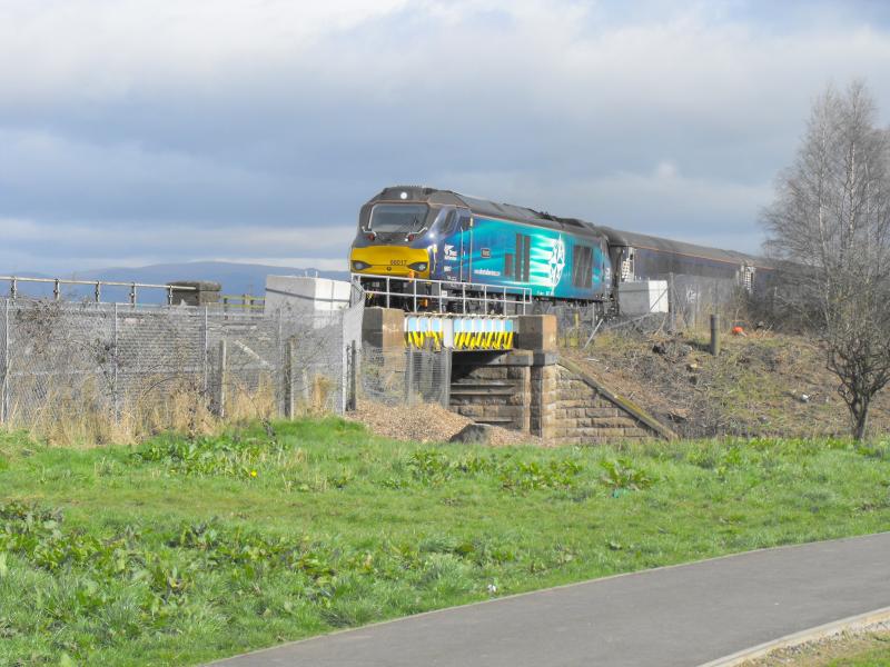 68017 Hornet on Edinburgh to Motherwell empties: Seen this morning, heading over the soon to be replaced Carmuirs bridge. Photo of 68017 Hornet on Edinburgh to Motherwell empties