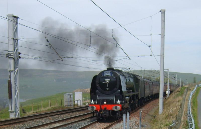46233 Duchess of Sutherland !Z33: The Duchess enters the UPL at Abington on the 4th May 2017 whilst on GBX to Oxenholme to allow a Photo of 46233 Duchess of Sutherland !Z33